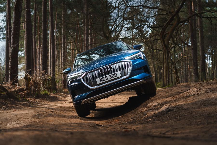  Audi e-tron 55 Quattro 2019 года  (UK) (фото 5 из 40)